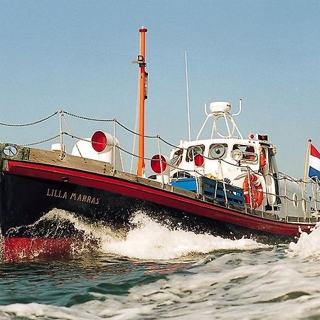 Reddingsboot Harlingen Boat Hotel Exterior photo