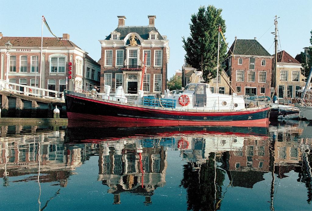 Reddingsboot Harlingen Boat Hotel Exterior photo